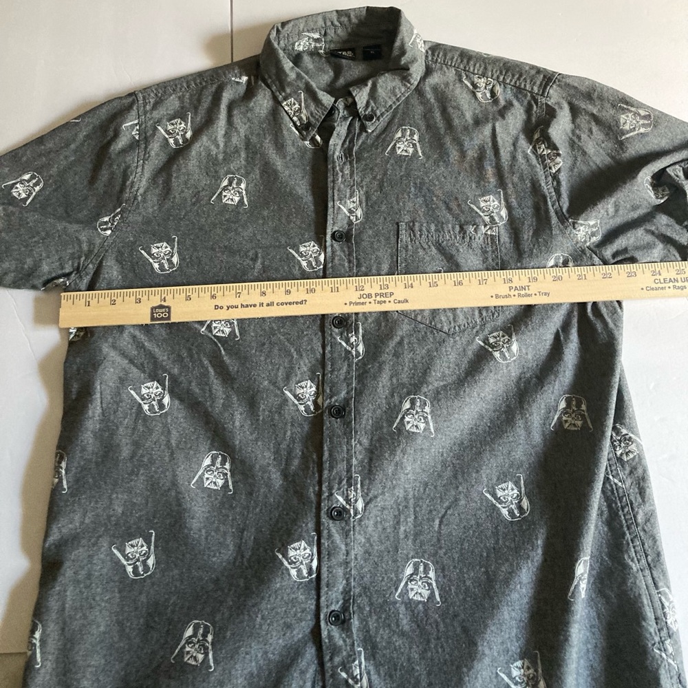 Men's Gray Graphic Button-Up Shirt - Picture 8 of 9